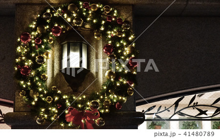 建物の柱に飾られたクリスマスリース 建物の柱に飾られたクリスマスリース 41480789