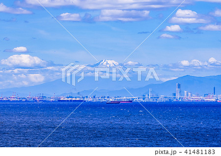 東京アクアライン 海ほたる から眺める 横浜みなとみらい21 富士山の写真素材