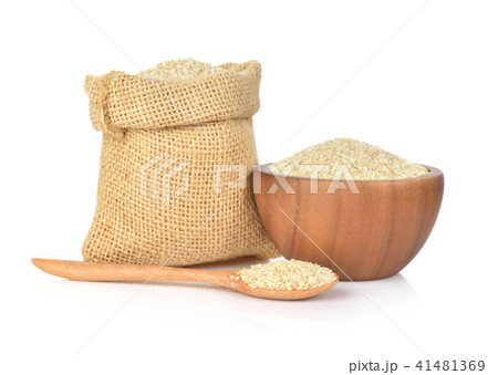 sesame seeds isolated on white background 41481369