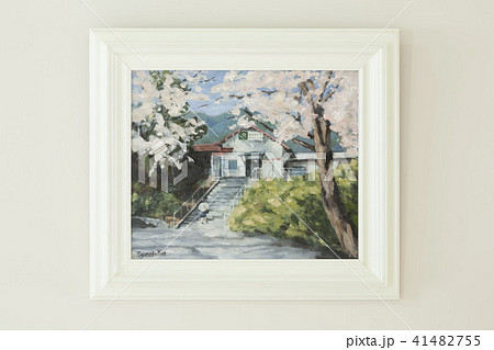 壁に飾られた油絵 41482755