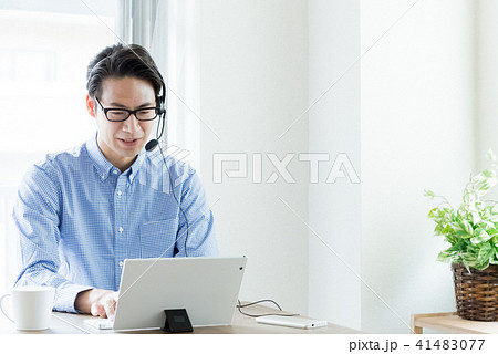 ヘッドセットを付けた男性 41483077