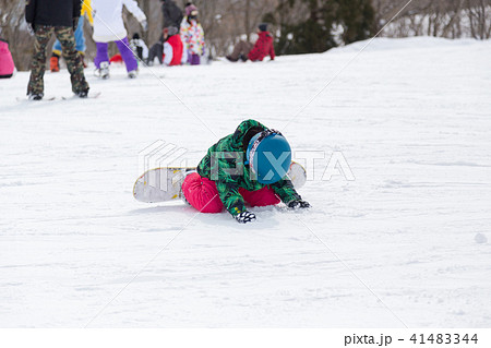 スノーボード こけて悔しがる女の子 スノーボード こけて悔しがる女の子 41483344