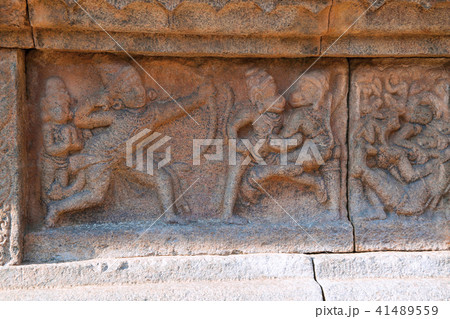 Panel showing Rama killing Bali, Darasuram 41489559