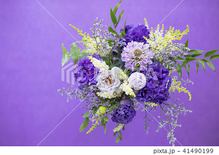 紫色の花束の写真素材