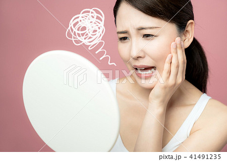 肌を気にする女性 肌を気にする女性 41491235