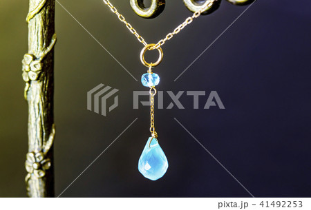 スタンドに飾ったネックレス 41492253