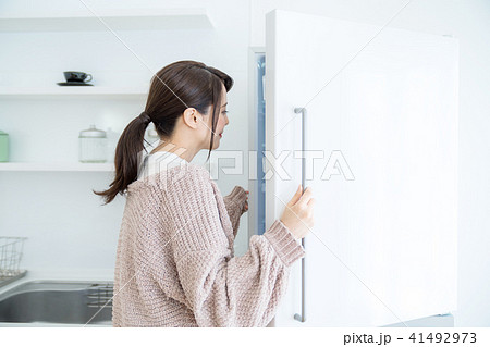 冷蔵庫を開ける女性 41492973