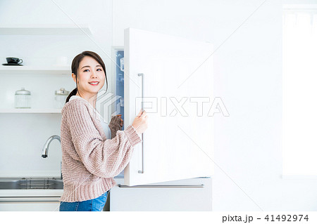 冷蔵庫を開ける女性 冷蔵庫を開ける女性 41492974