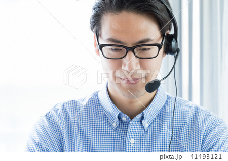 ヘッドセットを付けた男性 ヘッドセットを付けた男性 41493121