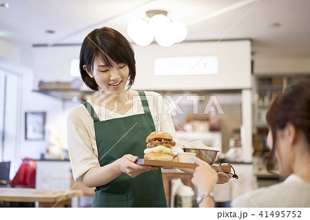 カフェ 店員 女性 ハンバーガー カフェ 店員 女性 ハンバーガー 41495752