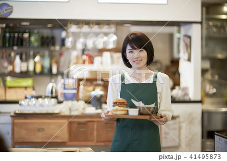 カフェ 店員 女性 ハンバーガー カフェ 店員 女性 ハンバーガー 41495873