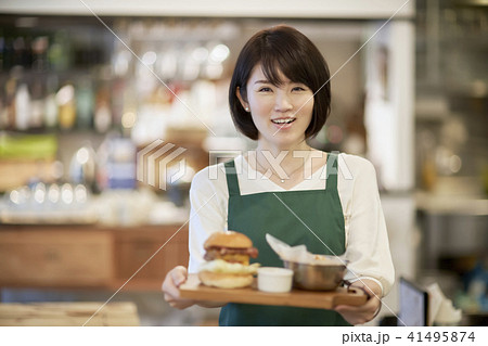 カフェ 店員 女性 ハンバーガー カフェ 店員 女性 ハンバーガー 41495874