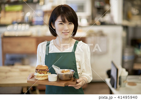カフェ 店員 女性 ハンバーガー カフェ 店員 女性 ハンバーガー 41495940