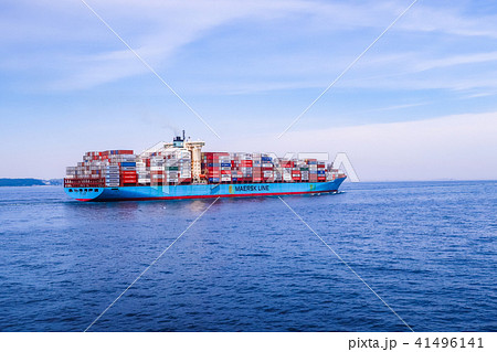 東京湾を航行するコンテナ船 41496141