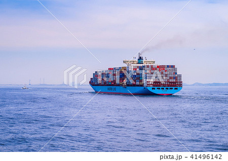 東京湾を航行するコンテナ船 41496142