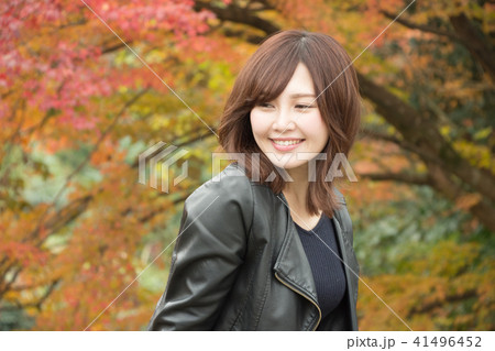 紅葉の中の女性 41496452