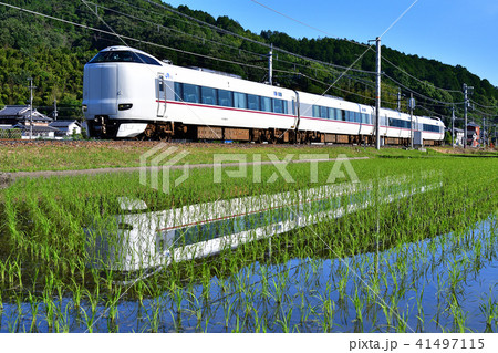 鉄道 列車 山陰本線 京都口 初夏 田んぼ 水田 水鏡 苗 稲 287系 八木~千代川 亀岡市 JR 鉄道 列車 山陰本線 京都口 初夏 田んぼ 水田 水鏡 苗 稲 287系 八木~千代川 亀岡市 JR 41497115