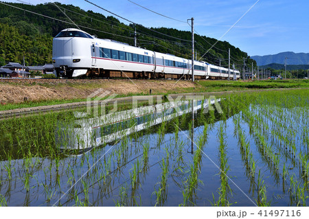 鉄道 列車 山陰本線 京都口 初夏 田んぼ 水田 水鏡 苗 稲 287系 八木~千代川 亀岡市 JR 鉄道 列車 山陰本線 京都口 初夏 田んぼ 水田 水鏡 苗 稲 287系 八木~千代川 亀岡市 JR 41497116