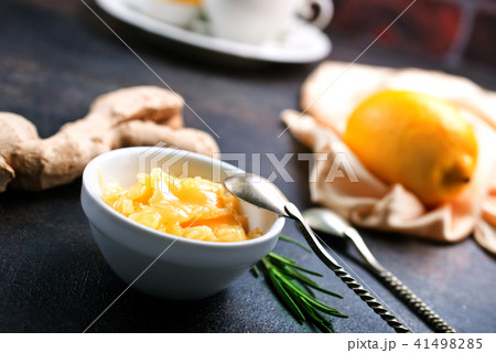 honey with lemon and ginger 41498285