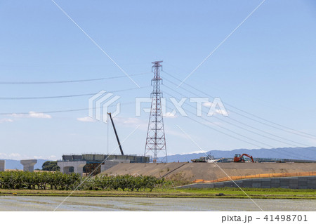 高速道路工事現場と水田 41498701