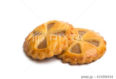 biscuits with apple filling isolated 41499434