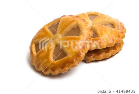 biscuits with apple filling isolated 41499435