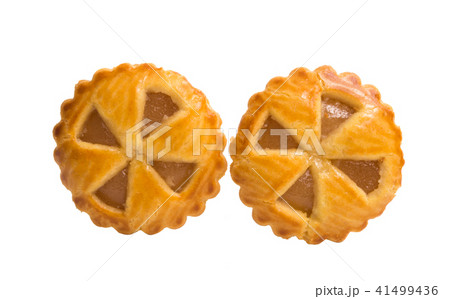 biscuits with apple filling isolated 41499436