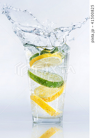 Lemons and limes in the glass 41500825