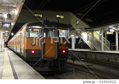 夜の横川駅に停車中の信越本線115系(晩年:高崎⇔横川) 夜の横川駅に停車中の信越本線115系(晩年:高崎⇔横川) 41501012