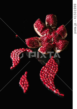 Unusual pomegranate presentation 41501999