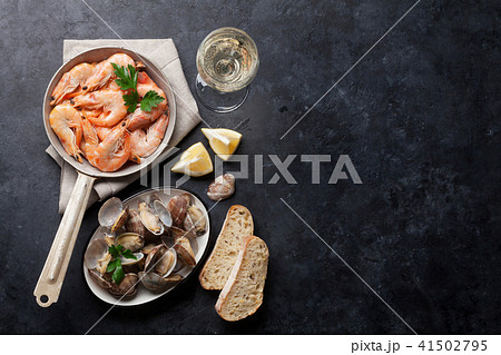 Fresh seafood and white wine. Scallops and shrimps Fresh seafood and white wine. Scallops and shrimps 41502795
