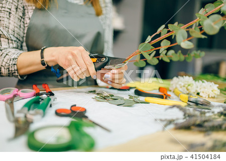 Female florist, bouquet preparation process 41504184