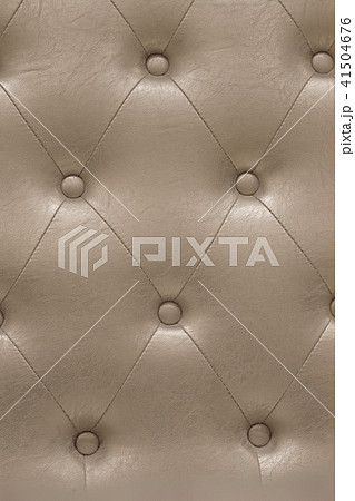 ゴールデンベージュヴィンテージ感のパッド型の革張りの質感Beige vintage leather 41504676