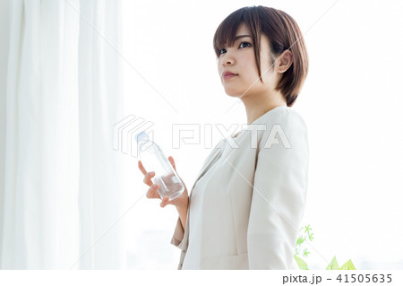 休憩中の若い女性 41505635