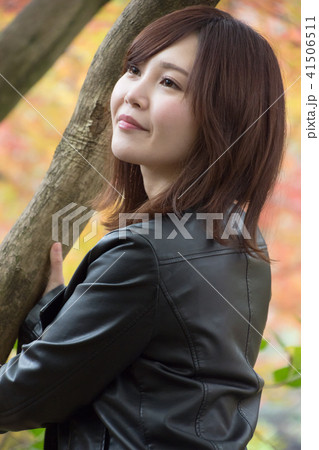 紅葉の中の女性 41506511