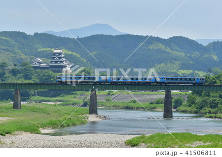 大洲城と橋梁を渡る特急列車 41506811