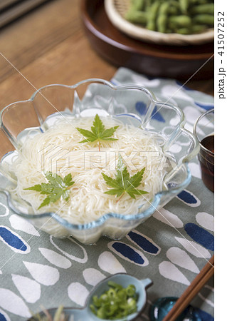 縁側でそうめんを食べる 素麺 そうめん 枝豆の写真素材