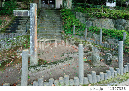 静岡県田方郡　火雷神社　丹那断層　石段と崩壊鳥居の中心ずれ 41507328