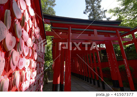 光稲荷神社 鳥居 ハート絵馬の写真素材