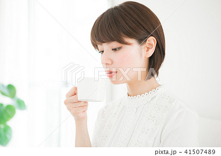コーヒーを飲む女性 コーヒーを飲む女性 41507489