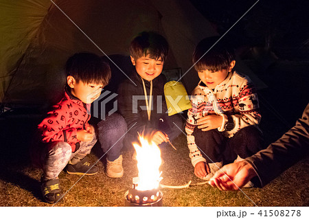 キャンプファイヤーを楽しむ子どもたちの写真素材