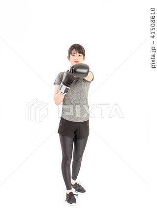 ボクササイズで汗を流す女性 41508610