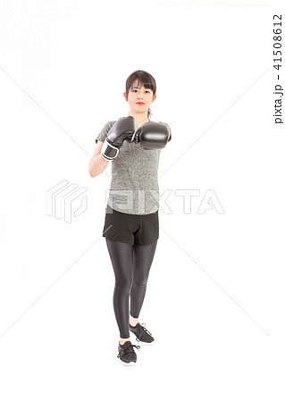 ボクササイズで汗を流す女性 41508612