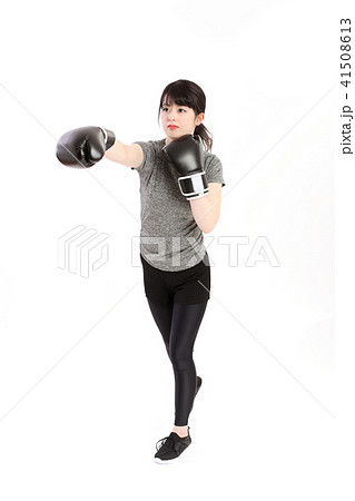 ボクササイズで汗を流す女性 41508613
