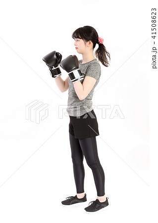 ボクササイズで汗を流す女性 41508623