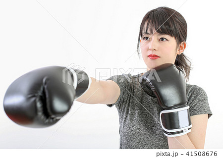 ボクササイズで汗を流す女性 41508676