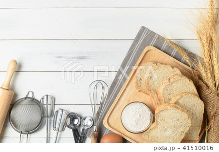 Sliced Whole wheat bread on wood Sliced Whole wheat bread on wood 41510016