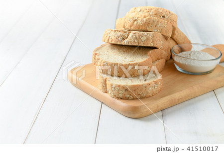Sliced Whole wheat bread with flour Sliced Whole wheat bread with flour 41510017