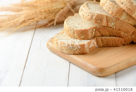 Sliced Whole wheat bread on wood block 41510018