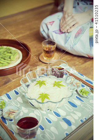 縁側でそうめんを食べる 素麺 そうめん 枝豆の写真素材